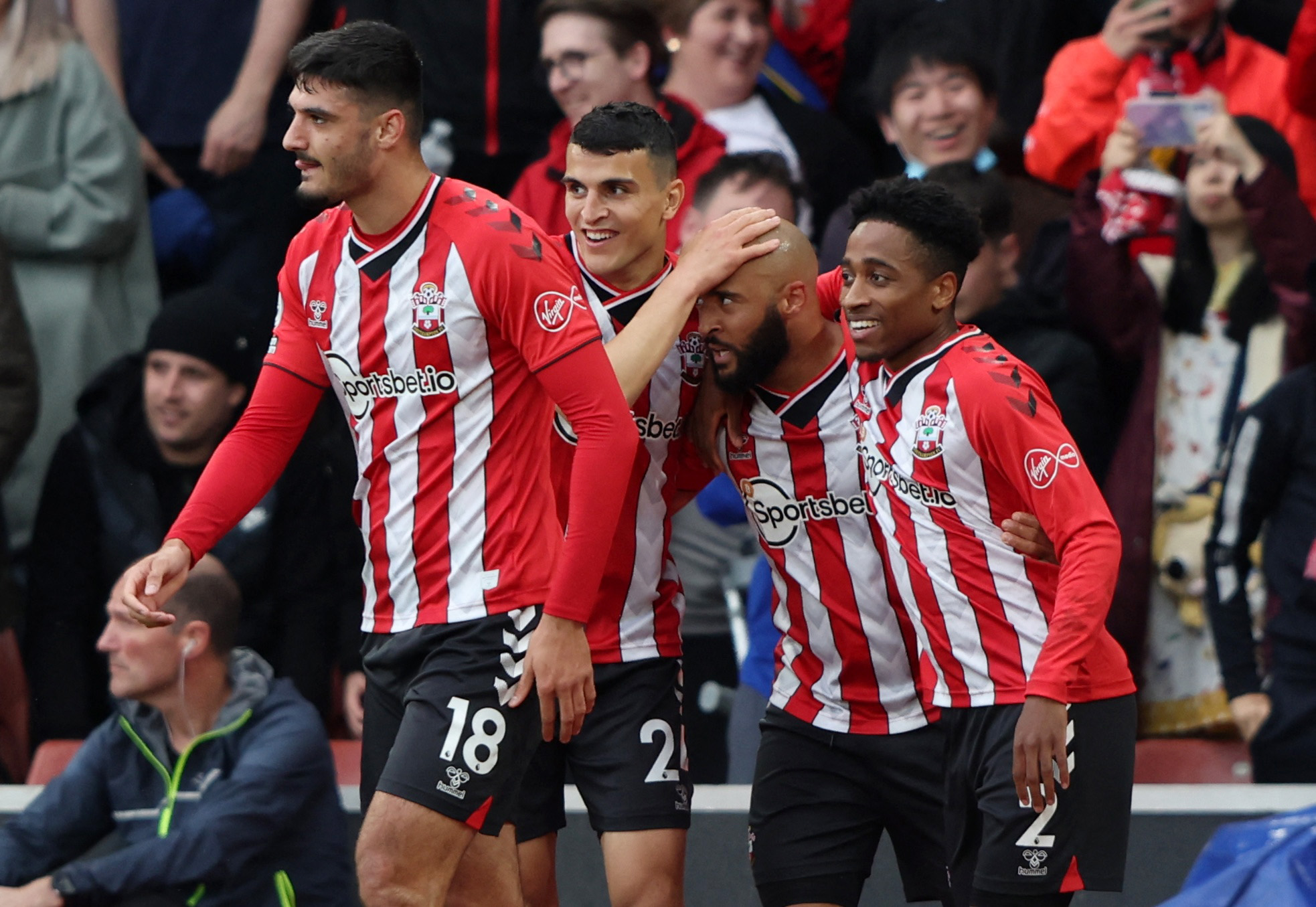 [NBA]伦纳德背身单打 后仰跳投颠进篮筐